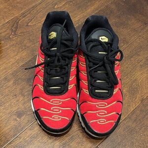 Nike Women's Air Max Plus University Red/Metallic Gold